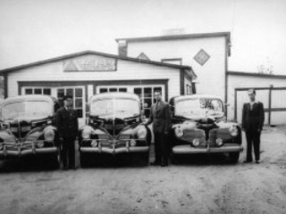 Charle-Édouard Trottier et sa flotte de taxis vers 1950 - Ville de Saint-Tite